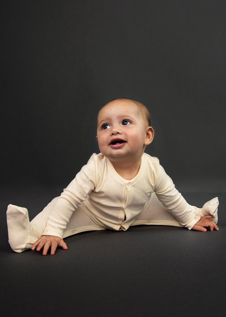 Eine nächtliche Umarmung: Der ideale Baby-Schlafanzug